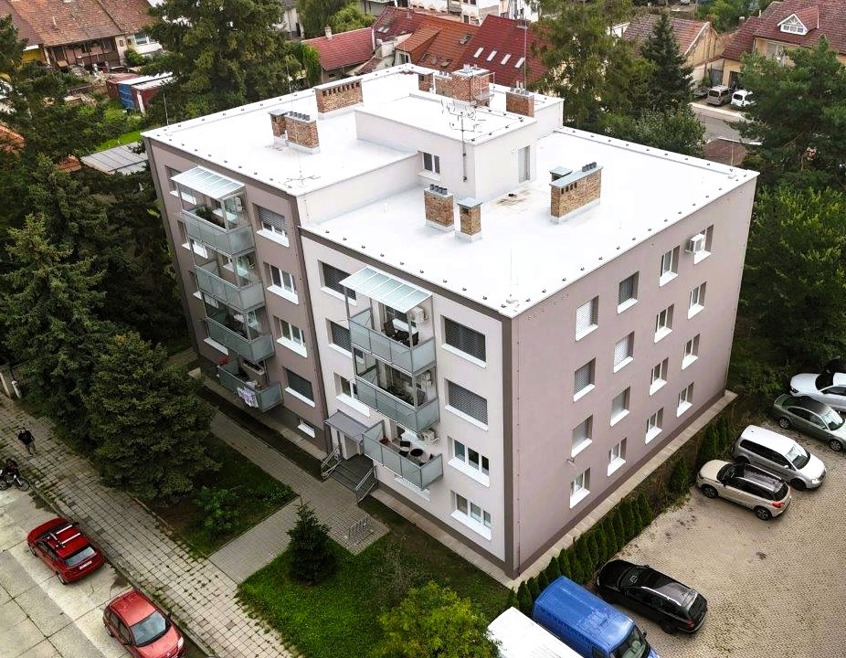šikmý letecký pohled na dům po revitalizaci a zateplenou fasádou
